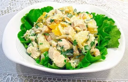 Салат з куркою і ананасами