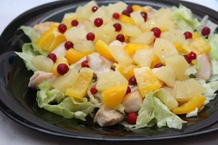 Салат з куркою і ананасами