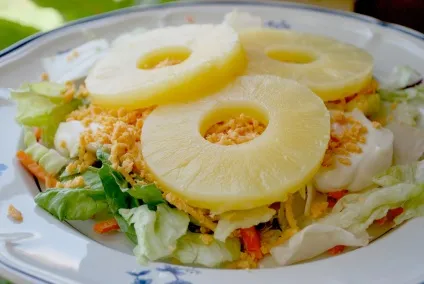 Салат з куркою і ананасами