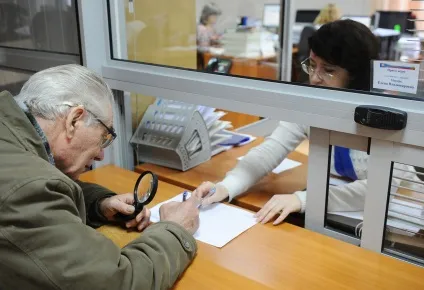 З 1 липня зарплати і пенсії почнуть перераховувати на карту світ (новим пенсіонерам будуть) З 1 липня зарплати і пенсії почнуть перераховувати на карту світ