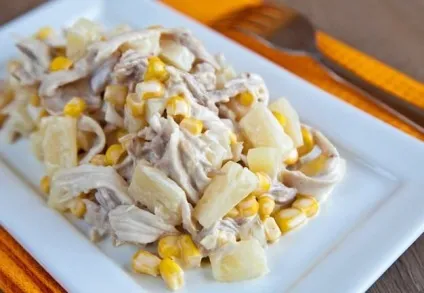 Салат з куркою і ананасами