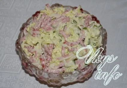 Салат з копченою ковбасою, пекінською капустою і огірком (пекінської) Салат з копченою ковбасою, пекінською капустою і огірком