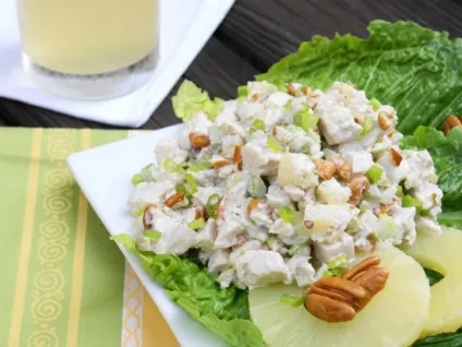 Салат з куркою і ананасами