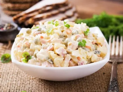 Салат з куркою і ананасами