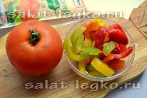 Салат - Жозефіна - з куркою, крабовими паличками і помідорами (куркою) Салат - Жозефіна - з куркою, крабовими паличками і помідорами