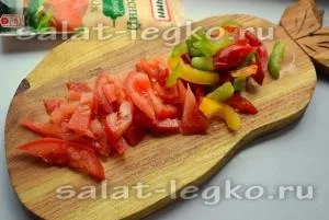Салат - Жозефіна - з куркою, крабовими паличками і помідорами (зелень) Салат - Жозефіна - з куркою, крабовими паличками і помідорами