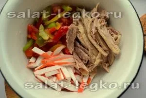 Салат - Жозефіна - з куркою, крабовими паличками і помідорами (куркою) Салат - Жозефіна - з куркою, крабовими паличками і помідорами