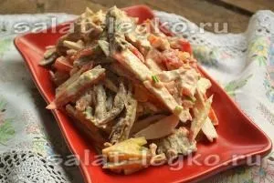Салат - Жозефіна - з куркою, крабовими паличками і помідорами (сир твердий) Салат - Жозефіна - з куркою, крабовими паличками і помідорами