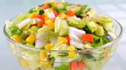 Салат з пекінською капустою і куркою, кукурудзою (пекінської) Салат з пекінською капустою і куркою, кукурудзою