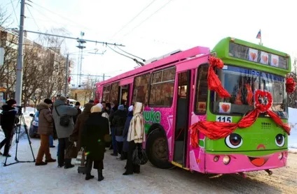 Весілля в тролейбусі, весілля на роки