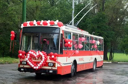 Весілля в тролейбусі, весілля на роки