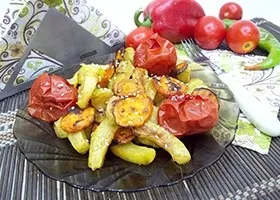 Теплий салат з кабачків і помідорів корисне і низькокалорійне блюдо (обсушити паперовим рушником) Теплий салат з кабачків і помідорів корисне і низькокалорійне блюдо