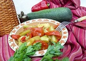 Теплий салат з кабачків і помідорів корисне і низькокалорійне блюдо (низькокалорійне блюдо) Теплий салат з кабачків і помідорів корисне і низькокалорійне блюдо