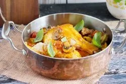 Тушкована курка з кабачками (курку тушковану кабачками) Тушкована курка з кабачками