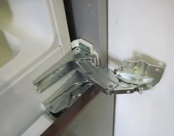 Холодильник сильно шумить, стукає