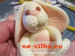 Як ліпити зайчика з мастики для прикраси торта (мастики рожевого відтінку) Як ліпити зайчика з мастики для прикраси торта
