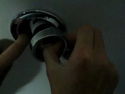 Заміна лампочки в натяжній стелі своїми руками відео інструкція (натяжна стеля) Заміна лампочки в натяжній стелі своїми руками відео інструкція