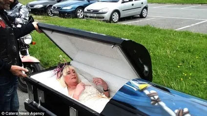 58-Літня наречена прибула на власне весілля - в труні - новини в фотографіях (весілля) 58-Літня наречена прибула на власне весілля - в труні - новини в фотографіях