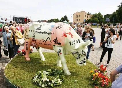 Аграрні твори мистецтва пам'ятники коровам (хороші новини) Аграрні твори мистецтва пам'ятники коровам