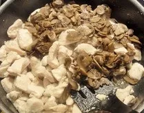 Млинці фаршировані куркою і грибами