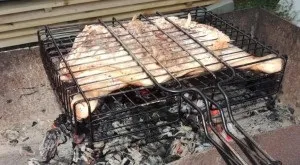 Курча тютюну, приготований на вогнищі