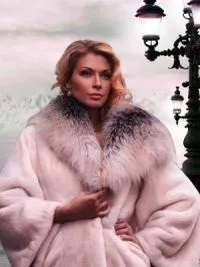 Дівчина в шубі