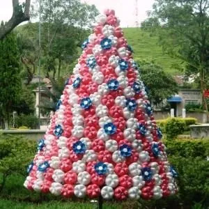 Ялинка з пластикових пляшок 1 (пляшок) Ялинка з пластикових пляшок 1