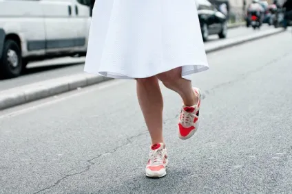 Fashion-лікнеп 7 способів носити кросівки правильно - з костюмом, сукнею і так далі