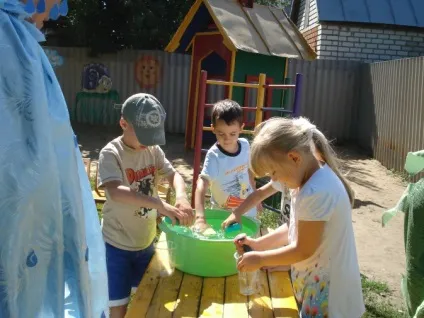 Фотозвіт розважального заходу з водою «водні естафети» (дитячі садки) Фотозвіт розважального заходу з водою «водні естафети»