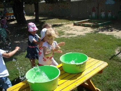 Фотозвіт розважального заходу з водою «водні естафети» (уроки) Фотозвіт розважального заходу з водою «водні естафети»
