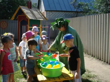 Фотозвіт розважального заходу з водою «водні естафети» (для вчителів) Фотозвіт розважального заходу з водою «водні естафети»
