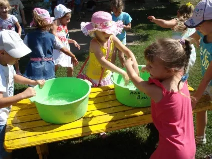 Фотозвіт розважального заходу з водою «водні естафети» (фотозвіт) Фотозвіт розважального заходу з водою «водні естафети»
