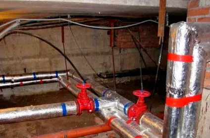 Гудуть водопровідні труби свистять, вібрують (свистять) Гудуть водопровідні труби свистять, вібрують