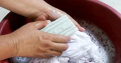Як відбілити білі шкарпетки в домашніх умовах швидко і без кип'ятіння (умовах) Як відбілити білі шкарпетки в домашніх умовах швидко і без кип'ятіння