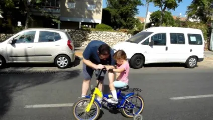Як навчити дитину кататися на двоколісному велосипеді відео і фото (їзді двоколісному велосипеді) Як навчити дитину кататися на двоколісному велосипеді відео і фото