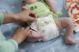 Як правильно одягнути підгузник немовляті корисні поради (підгузник слід дати) Як правильно одягнути підгузник немовляті корисні поради