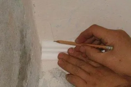 Як різати кути стельового плінтуса своїми руками, ніж правильно вирізати куточки галтелі фото і -
