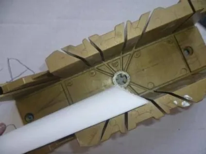 Як різати кути стельового плінтуса своїми руками, ніж правильно вирізати куточки галтелі фото і -
