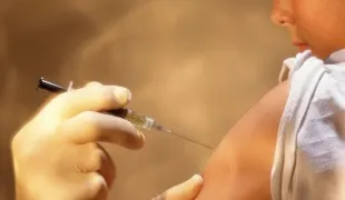 Як ставити укол в плече