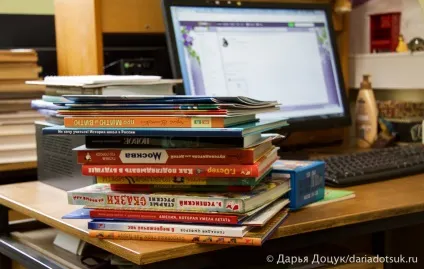 Як живуть професійні Новомосковсктелі бібліогід - - (старих дуже важливих книгах) Як живуть професійні Новомосковсктелі бібліогід - -