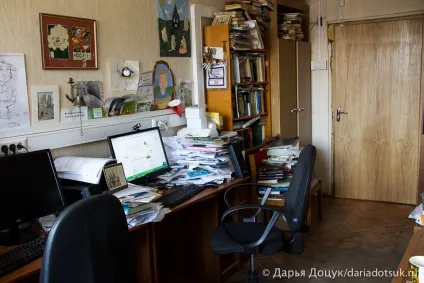 Як живуть професійні Новомосковсктелі бібліогід - - (старих дуже важливих книгах) Як живуть професійні Новомосковсктелі бібліогід - -
