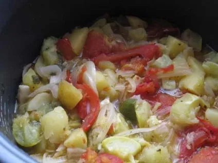 Картопля, тушкований з помідорами і цибулею (тушкований) Картопля, тушкований з помідорами і цибулею