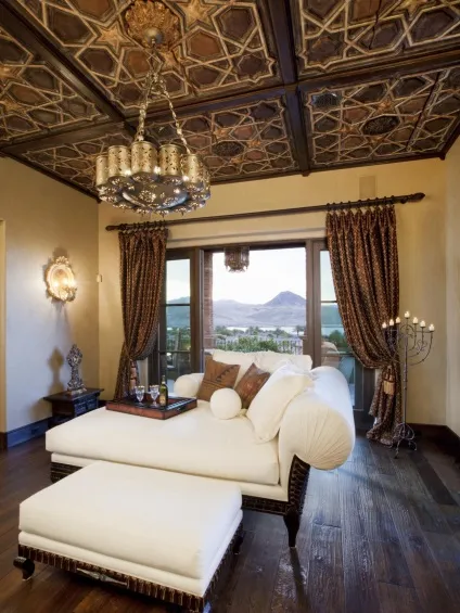Коричневий стелю з глянцем натяжна темного і світлого відтінку в інтер'єрі ванної та вітальні, (стелю) Коричневий стелю з глянцем натяжна темного і світлого відтінку в інтер'єрі ванної та вітальні,