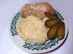 Курка тушкована в сметані