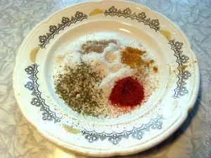 Курка тушкована в сметані
