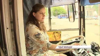 Молода дівчина-водій врятувала пасажирів тролейбуса після удару блискавки (блискавки) Молода дівчина-водій врятувала пасажирів тролейбуса після удару блискавки