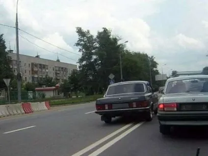 На дорозі смуга суцільна