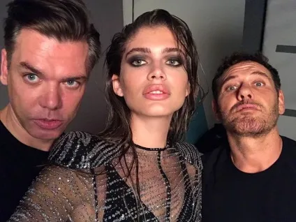 На обкладинці журналу vogue вперше з'явилася модель-трансгендер, журнал cosmopolitan (модель) На обкладинці журналу vogue вперше з'явилася модель-трансгендер, журнал cosmopolitan