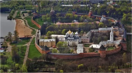 Новгородський кремль - мовчазний свідок історії Русі (метрів Стіни висотою) Новгородський кремль - мовчазний свідок історії Русі