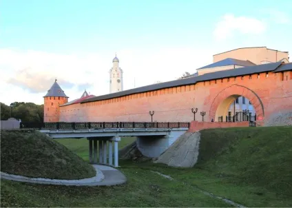 Новгородський кремль - мовчазний свідок історії Русі (метрів Стіни висотою) Новгородський кремль - мовчазний свідок історії Русі